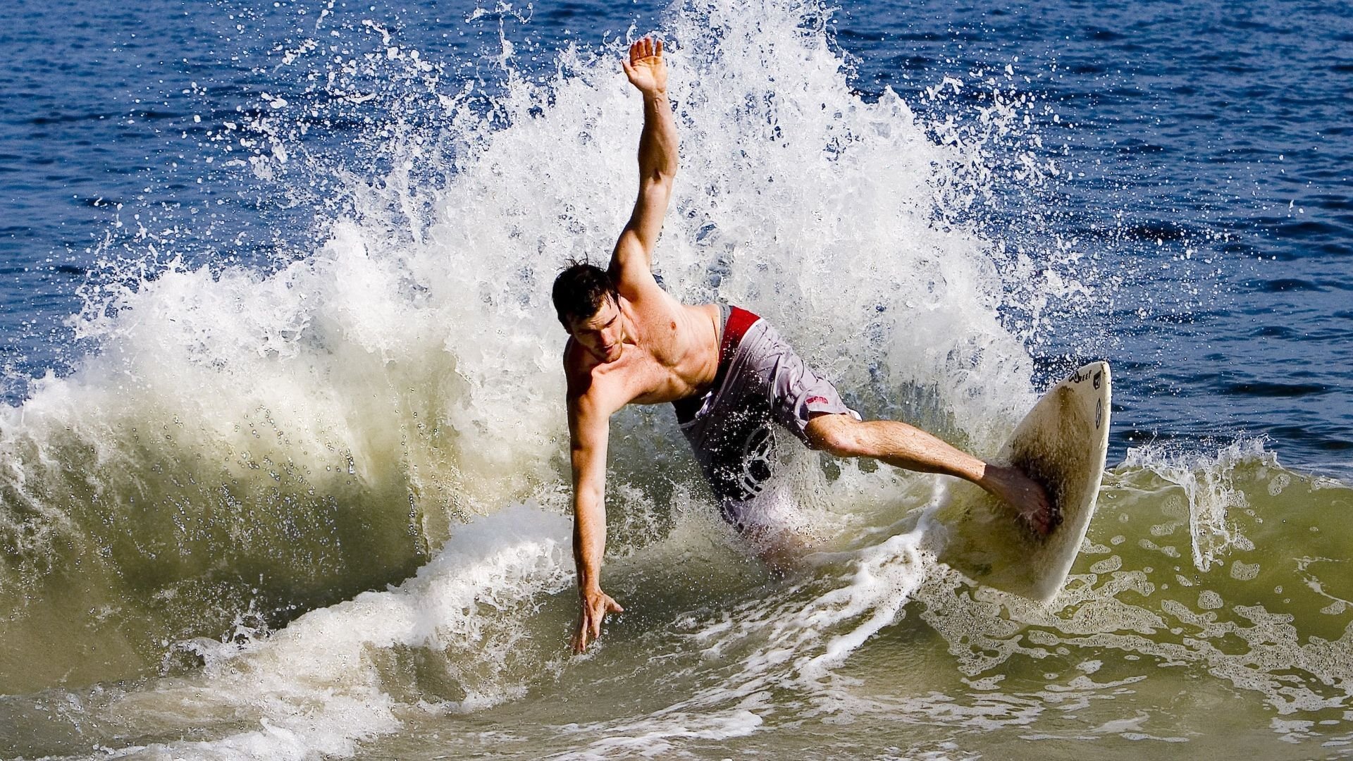 开云下载-F1新赛季揭幕战之夜，蒂亚戈持续制造杀伤，红牛王朝的裂痕与新生代的獠牙